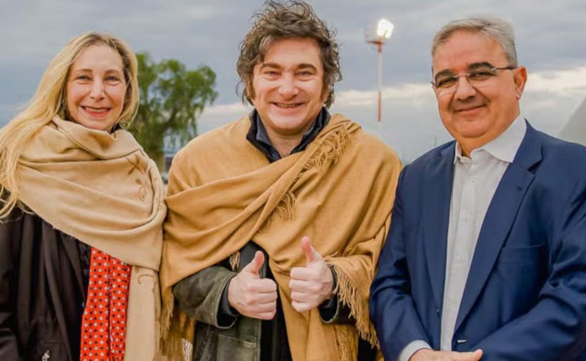 Javier Milei y Karina Milei fueron recibidos en Catamarca por el gobernador Raúl Jalil.