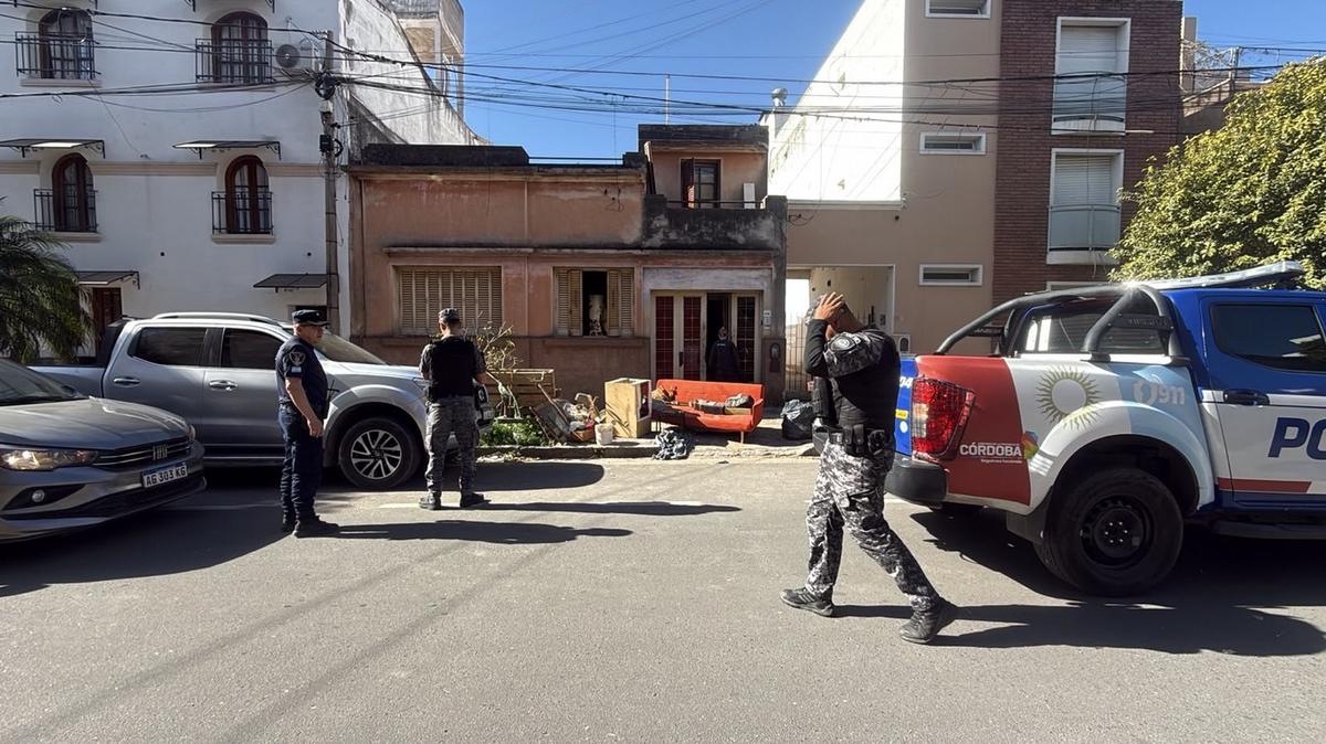 Movimiento en la casa de Barrelier: familiares comenzaron a retirar muebles y limpiar la vivienda.