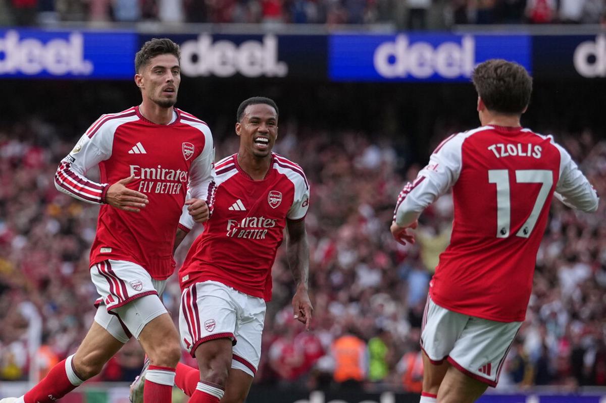 Arsenal lidera la Premier, Augsburg asalta la cima en Alemania y Reyna brilla con gol en Francia