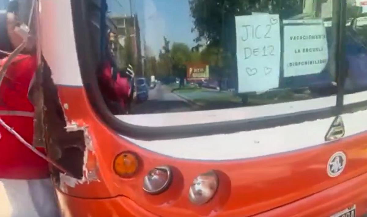 Un colectivo escolar que transportaba menores chocó contra un contenedor