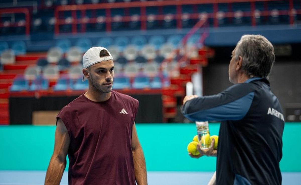 Francisco Cerúndolo, en el entrenamiento argentino para la Davis en Neuquén.