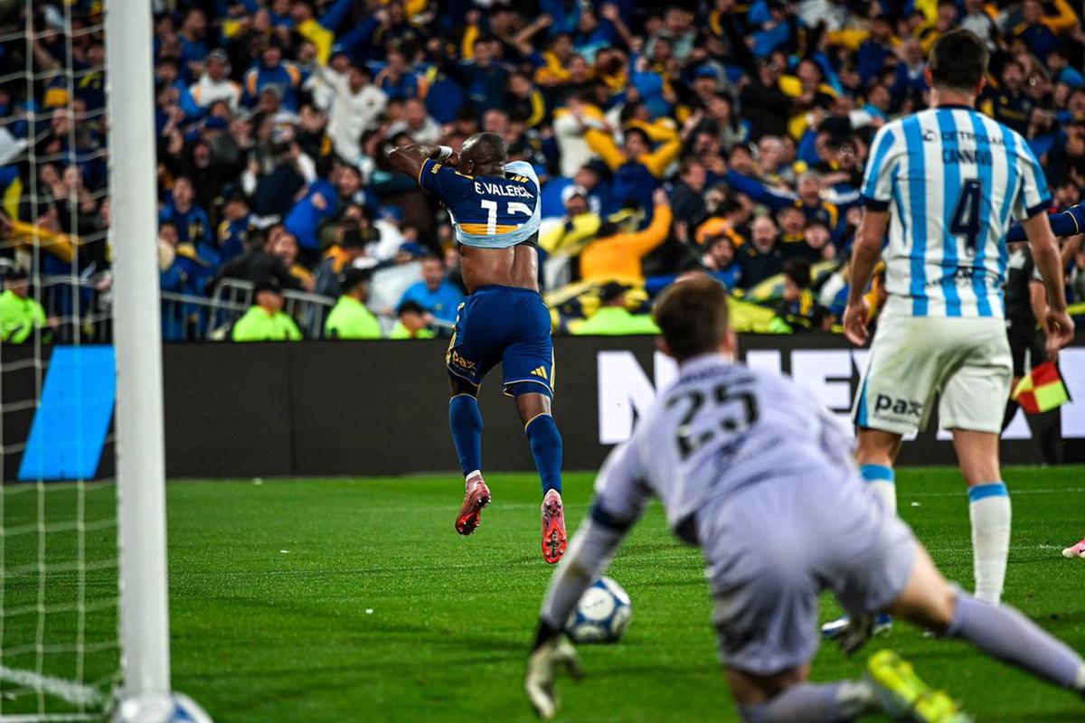 Enner Valencia comienza el festejo en una remontada memorable ante Racing.