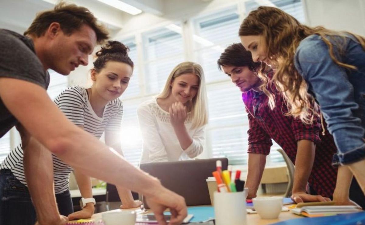 Jóvenes en el trabajo. (Ilustrativa)