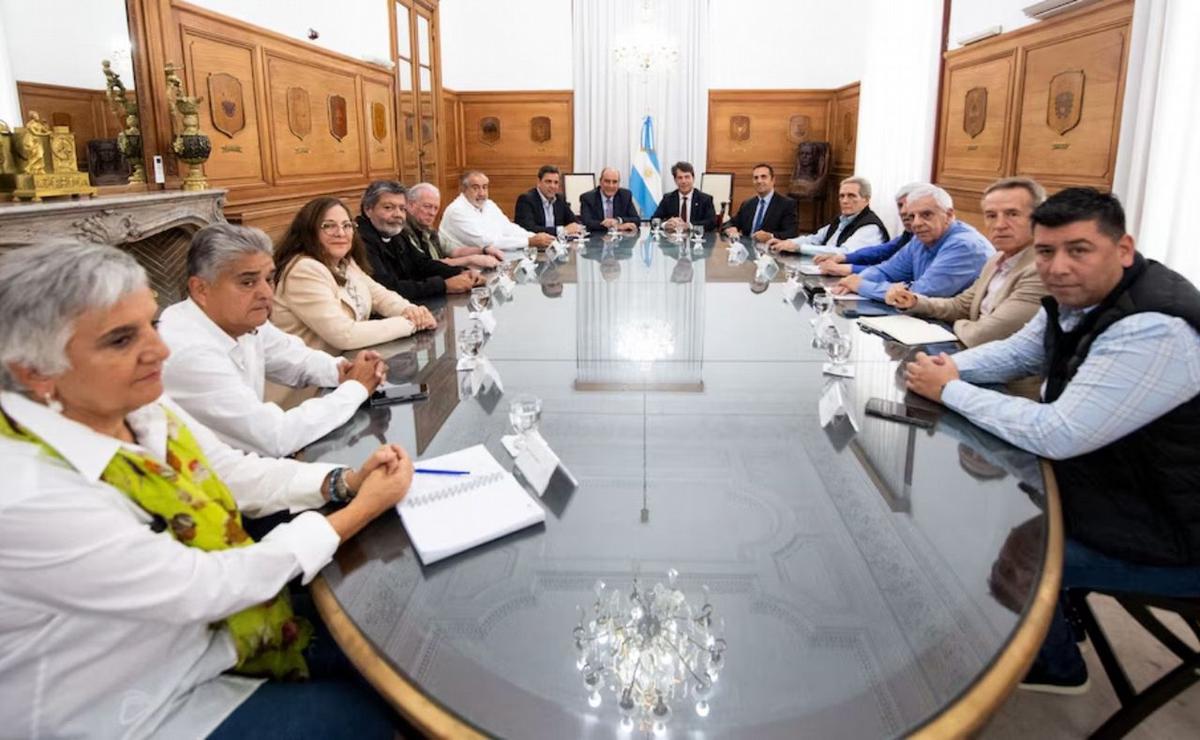 FOTO: La cúpula de la CGT en abril pasado junto a Guillermo Francos. (Foto: archivo)