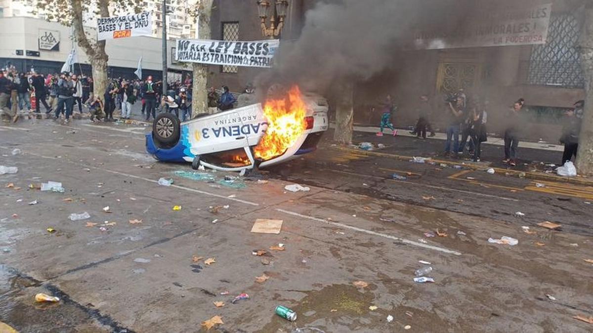 El móvil de Cadena 3 fue incendiado en esa protesta.