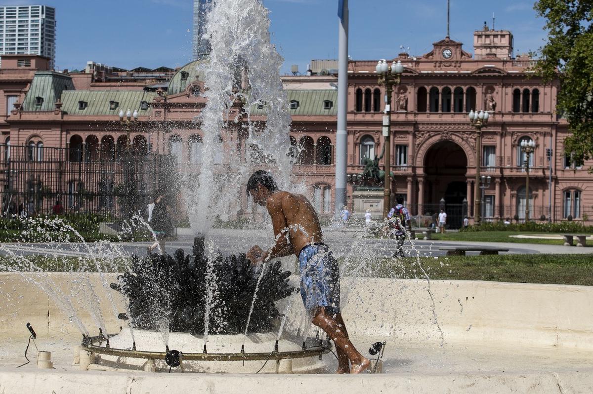 FOTO: La ola de calor golpea a varias ciudades del país este fin de semana. (Foto: NA)