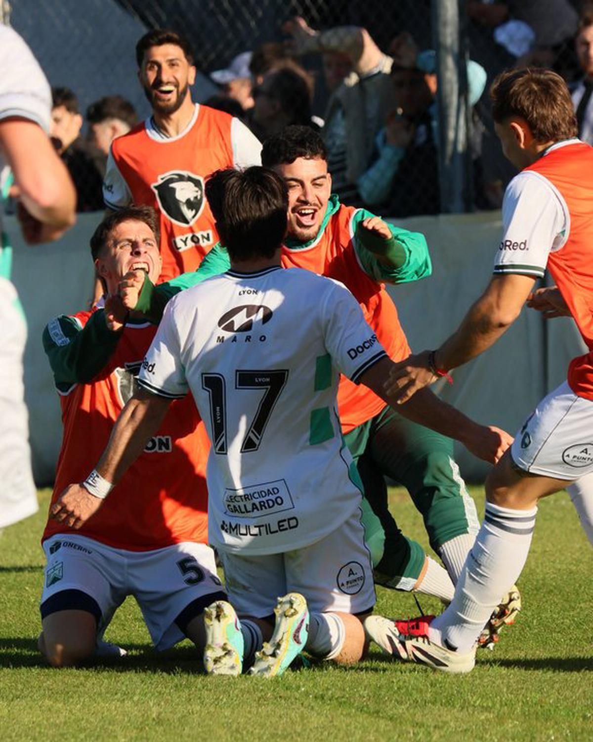 Franco García festeja el gol de la remontada parcial de Ferro.