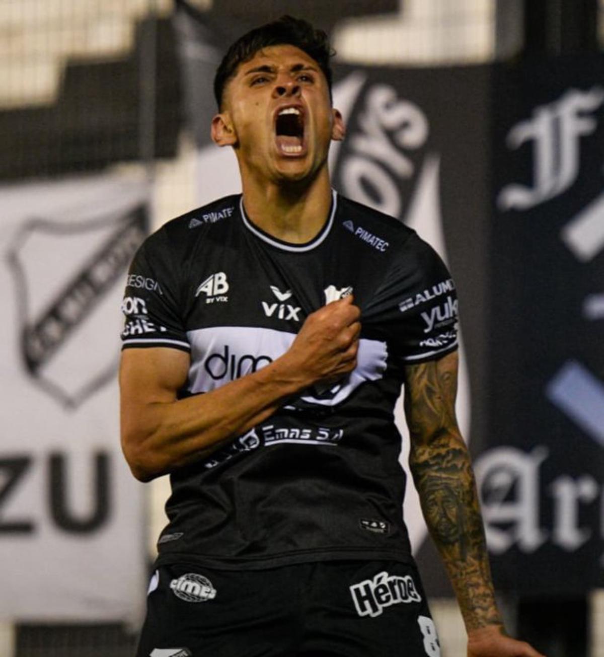 Juan Salas festeja su gol, el segundo de All Boys ante Los Andes.