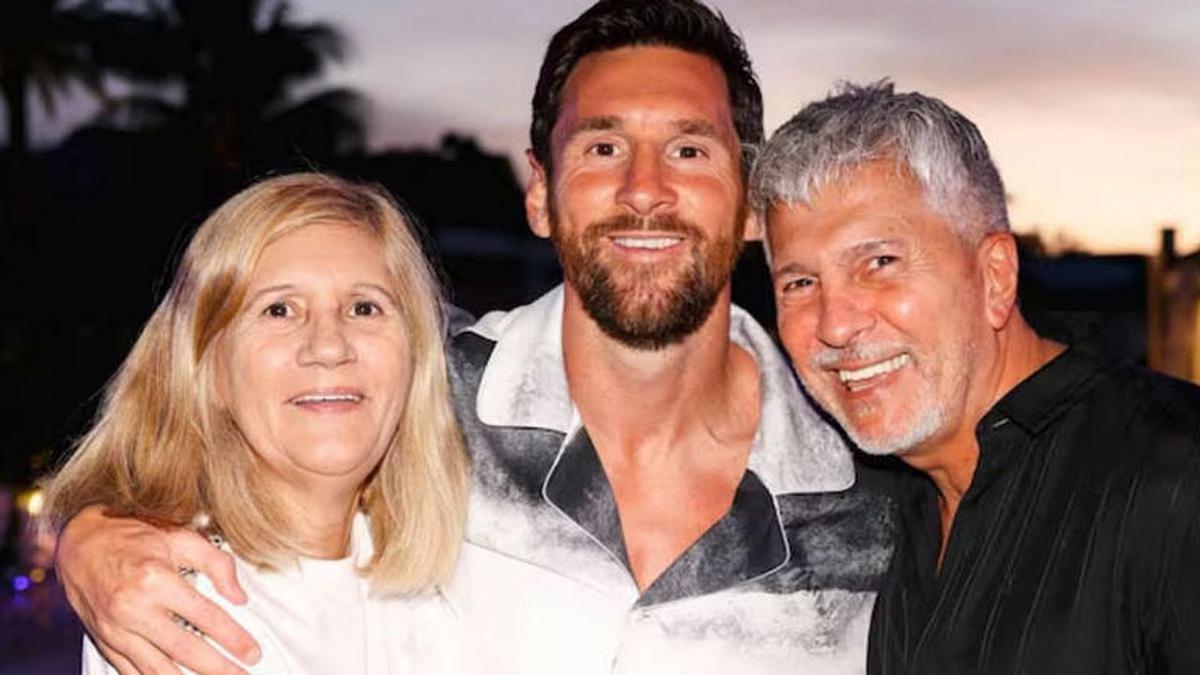 Lionel Messi junto a su padre, Jorge Messi, y su mamá Celia. Foto: Agencia NA (archivo familia Messi)
