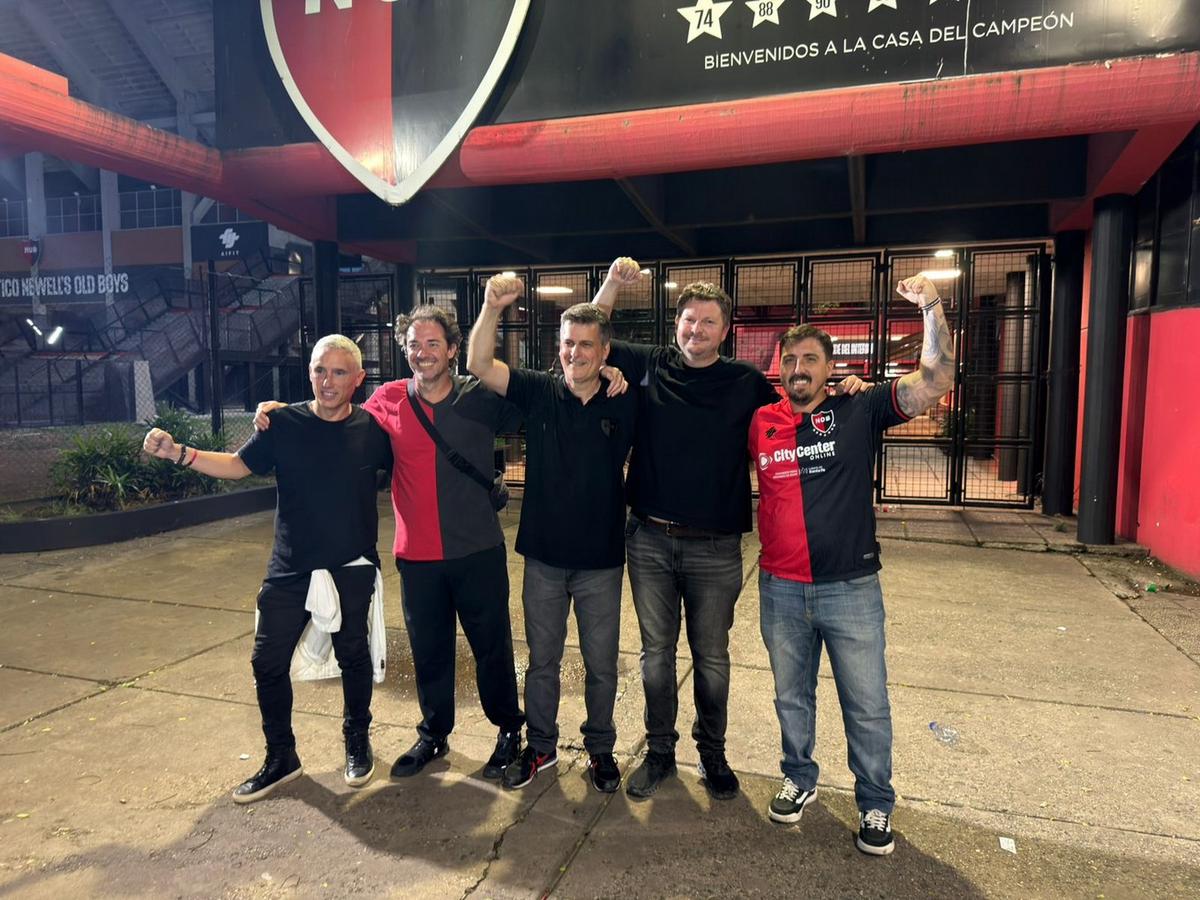 Boero con parte de su comisión directiva tras ser electo presidente.