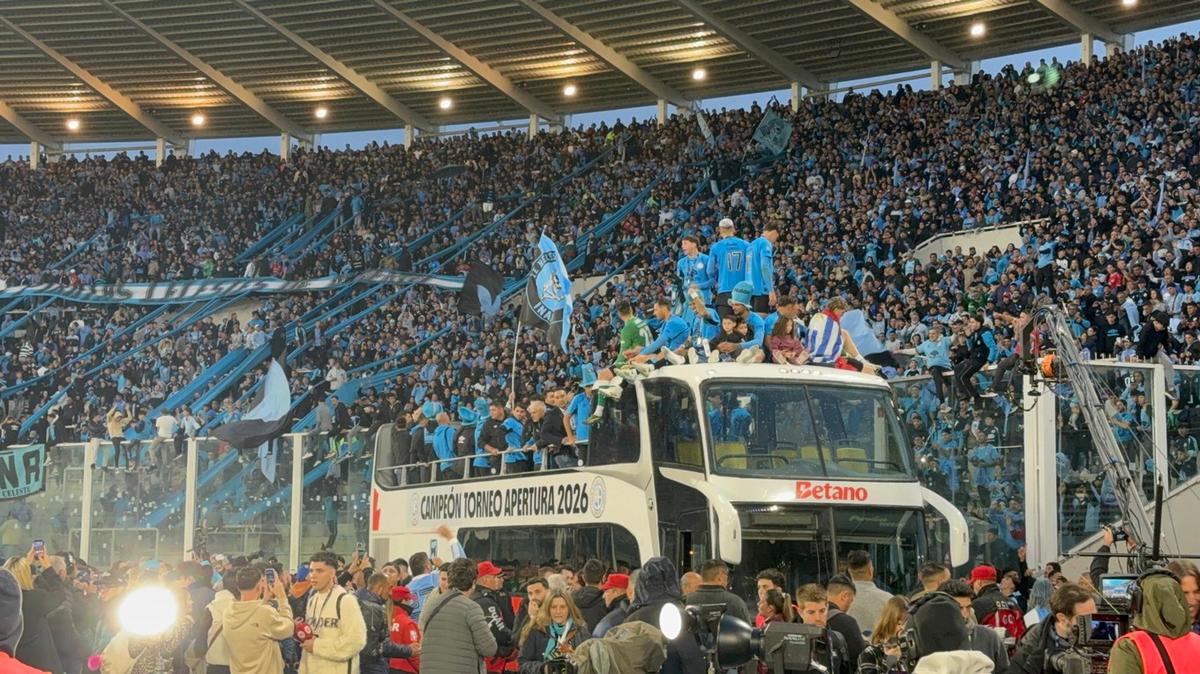 Así festejó el plantel con los hinchas el título histórico de Belgrano.