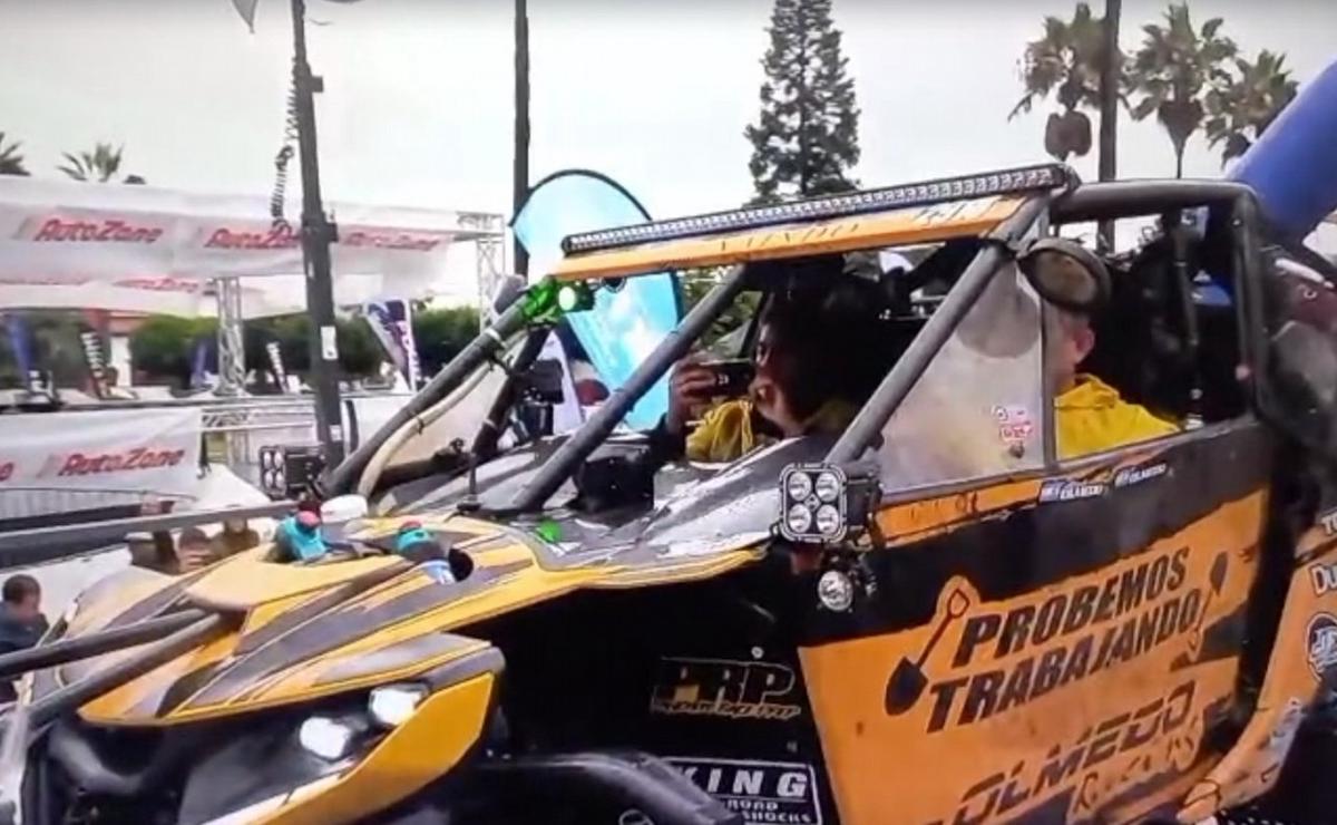 Alfredo Olmedo subiendo a la rampa en Ensenada