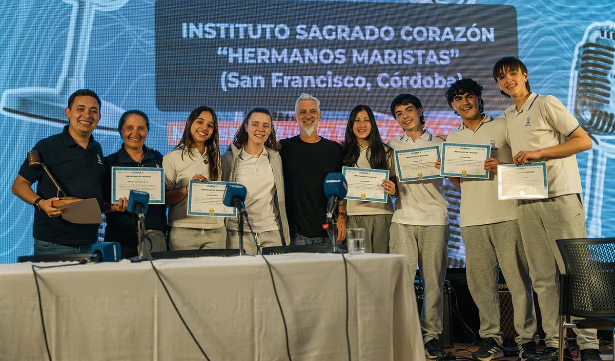 Alumnos y profesores ganadores de la categoría Bandas de garaje.