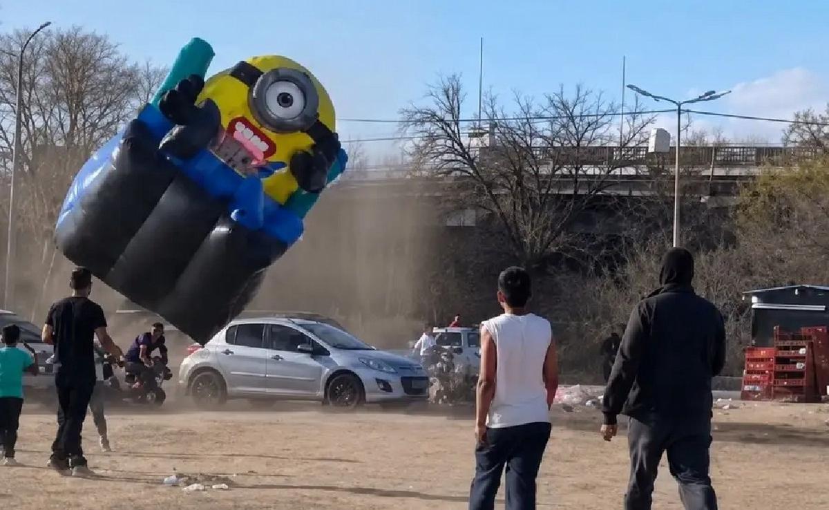 Una fuerte ráfaga tumbó un castillo inflable y provocó la caída de dos niños. (Captura video)