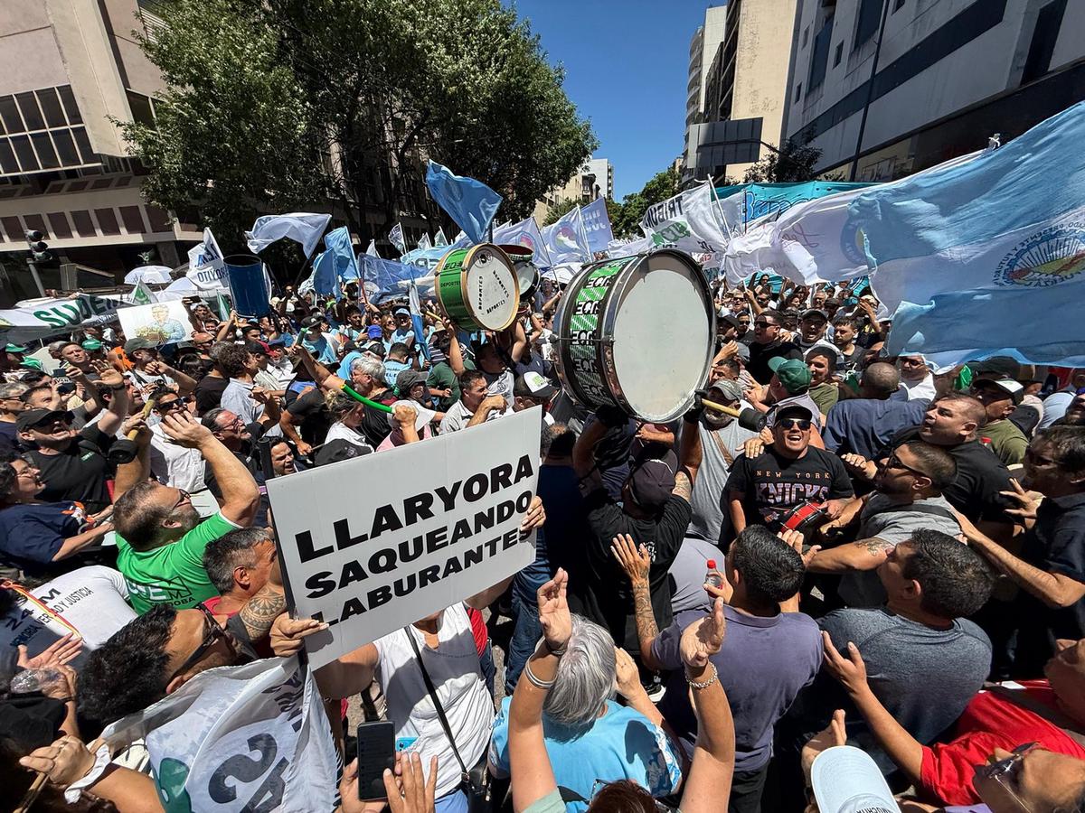 Masiva marcha por el centro de Córdoba genera caos vehicular.