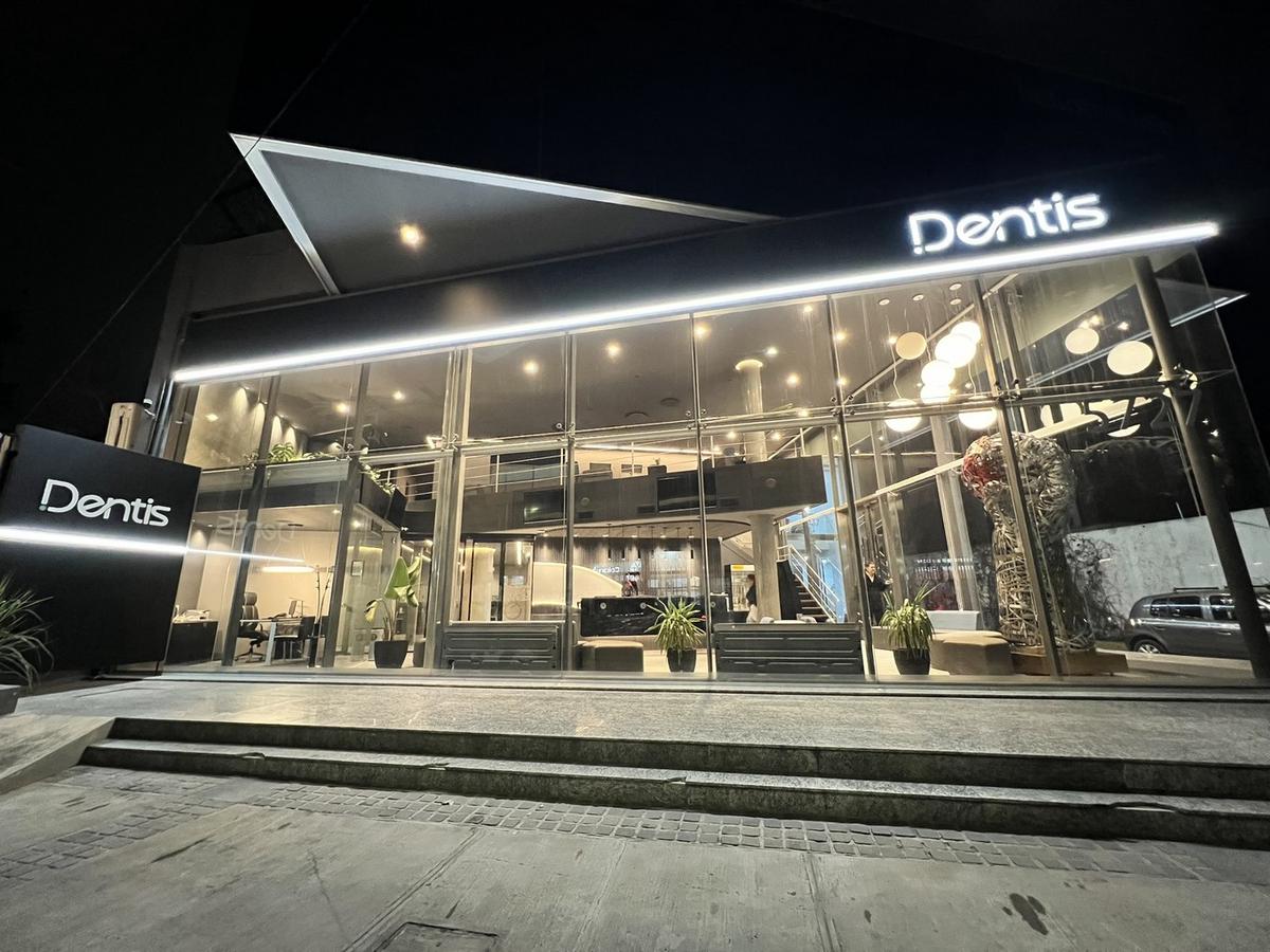 Dentis cumple 30 años y sigue creciendo.
