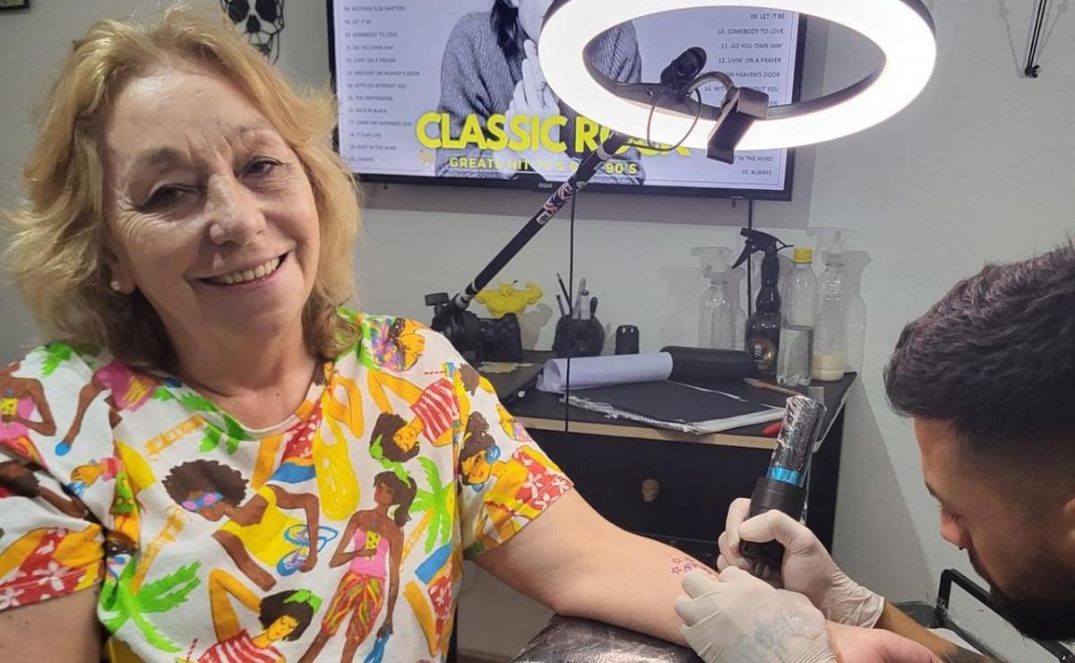 Olga, la abuela de 72 años que se tatuó por el Mundial de Qatar.