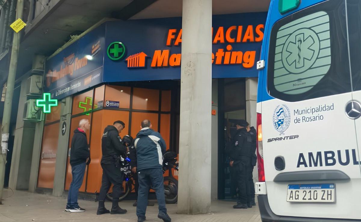 Farmacia donde fue apuñalada la mujer en pleno centro de Rosario.