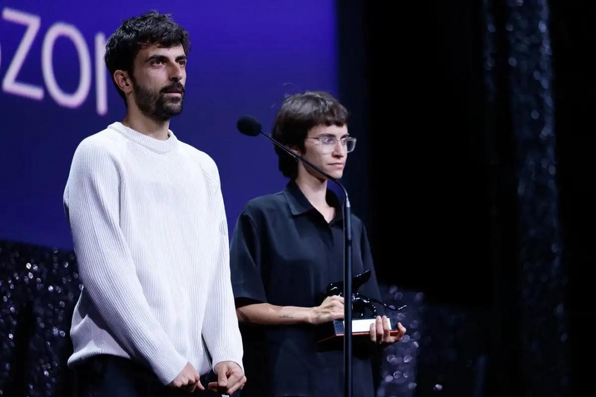 Yuval Abraham y Rachel Szor, al recibir el premio en Venecia.