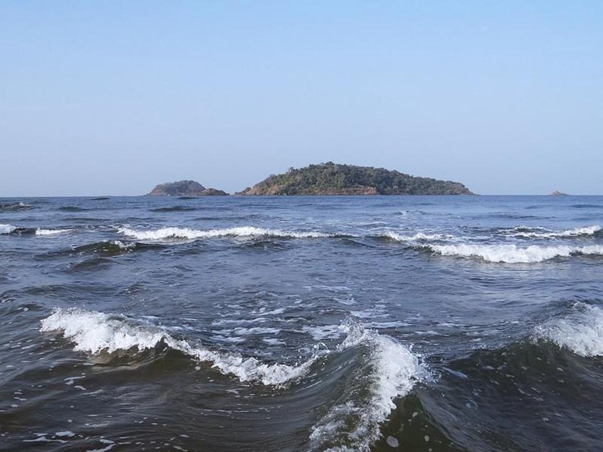 Buscan tripulante desaparecido de helicóptero de Estados Unidos en el mar Arábigo.