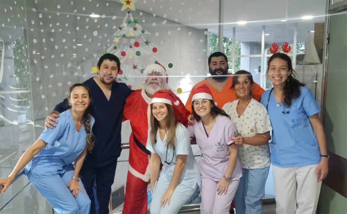 FOTO: Papá Noel rosarino cumple 20 años de alegrar al Vilela, donde salvaron a su hijo.