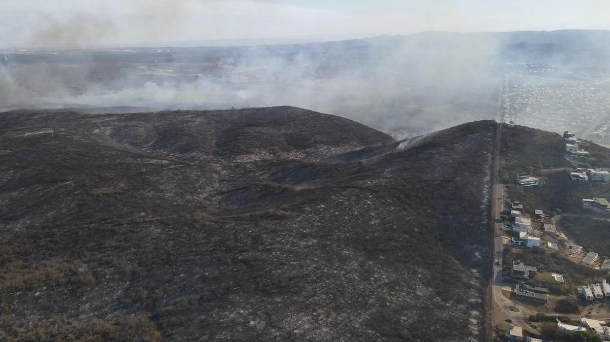 FOTO: Las llamas arrasaron en La Calera (Foto: Daniel Cáceres/Cadena 3)