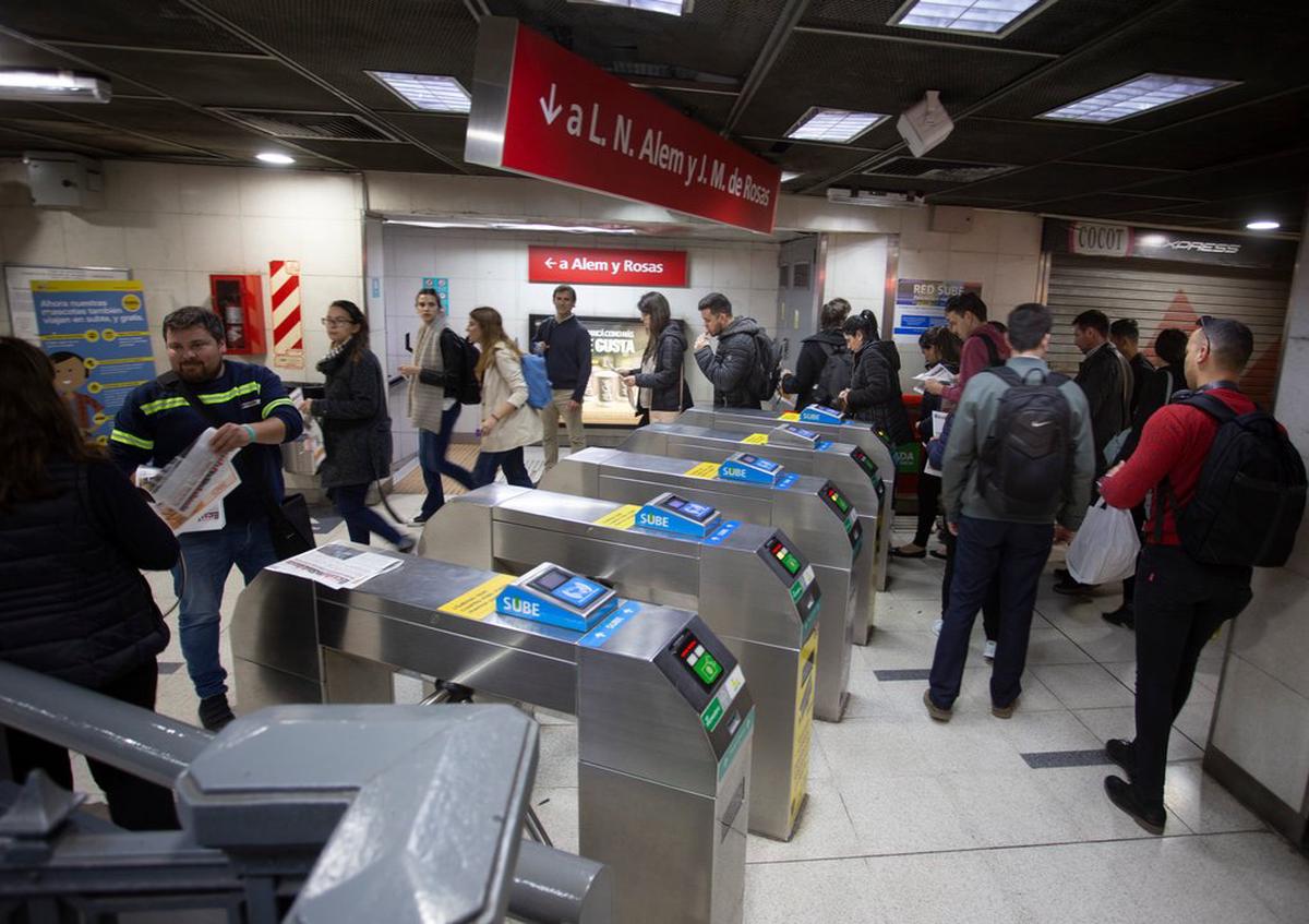Protesta en el Subte: Abren molinetes en la estación Federico Lacroze