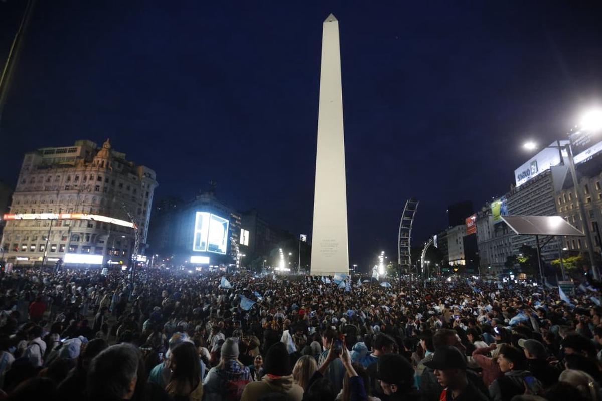 Una multitud festeja en el Obelisco el pase de Argentina a la final del Mundial 2026