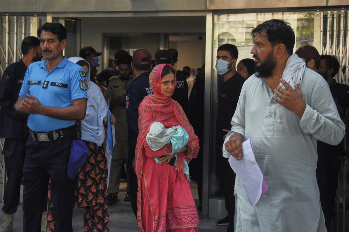 Suspenden a 8 funcionarios tras incendio en hospital de Pakistán que mató a 14 bebés