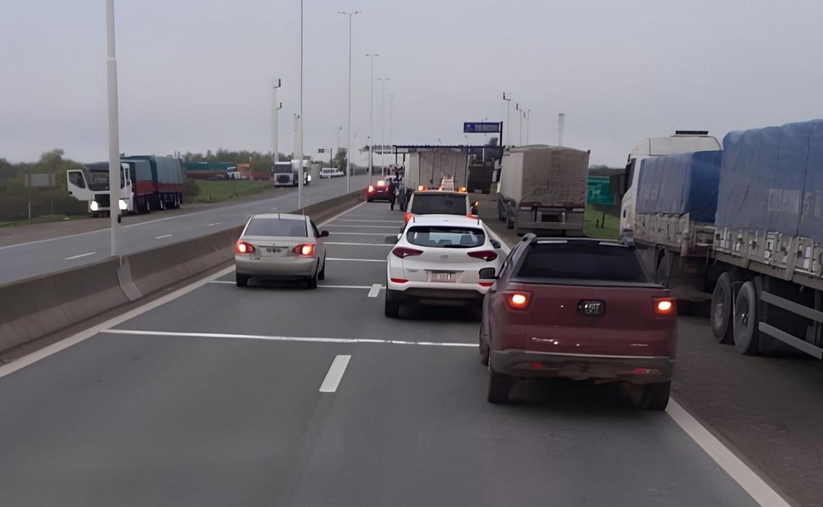 Caos vehicular en la zona del puente Rosario-Victoria.