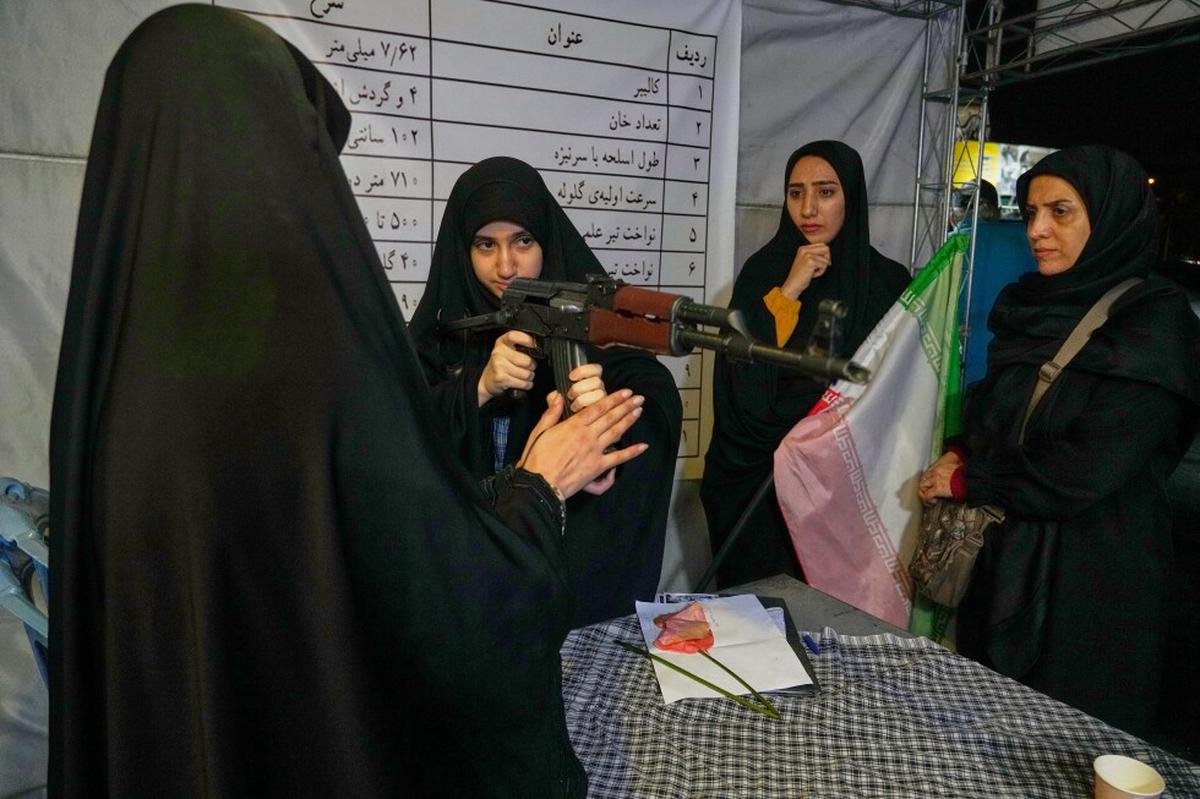 Exhibiciones de armas en Teherán envían un mensaje dentro y fuera de Irán ante la guerra