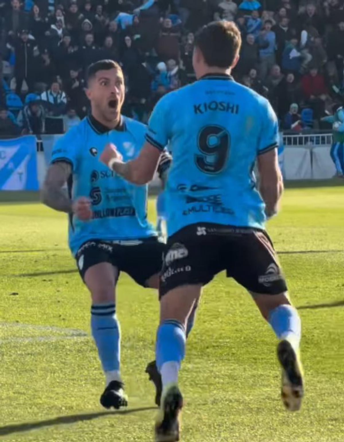 Marcos Echeverría (de espaldas) festeja su gol con Adrián Arregui.