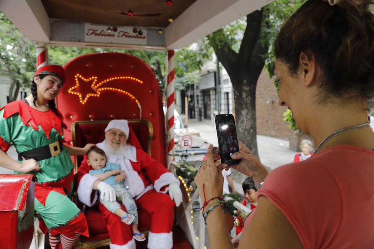 Papá Noel anticipó la Navidad junto a niños y oyentes en Colegiales