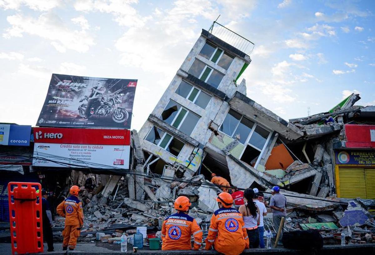Rescatistas participando en las labores de búsqueda y rescate tras un sismo, en la ciudad de Pereira, Colombia.