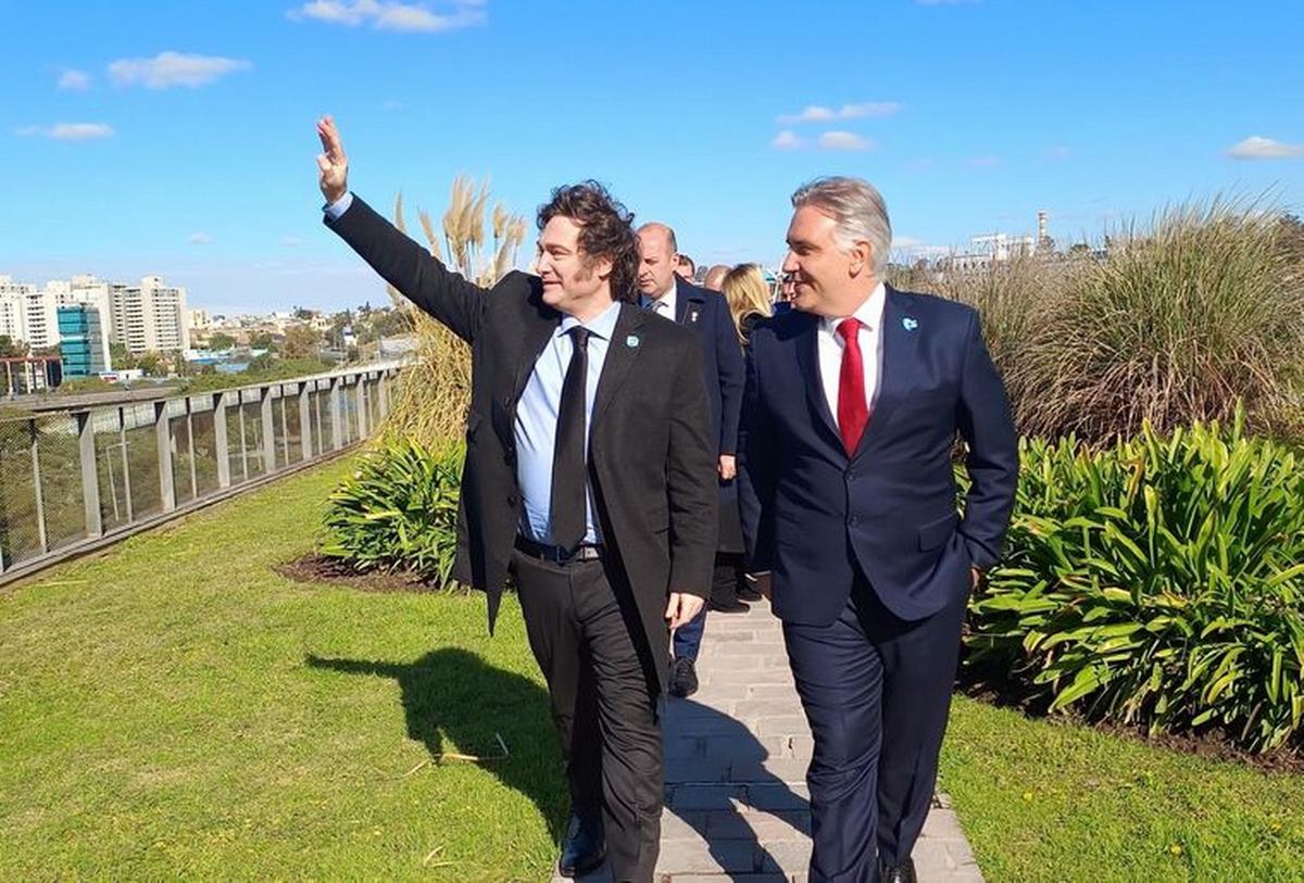 FOTO: Javier Milei y Martín Llaryora en Córdoba. (Foto: archivo)