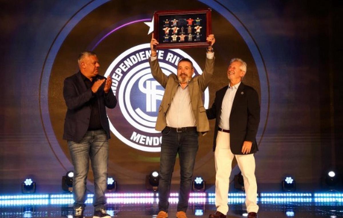 Daniel Vila, en un reconocimiento de AFA a su club (Foto: @sifonazostream)