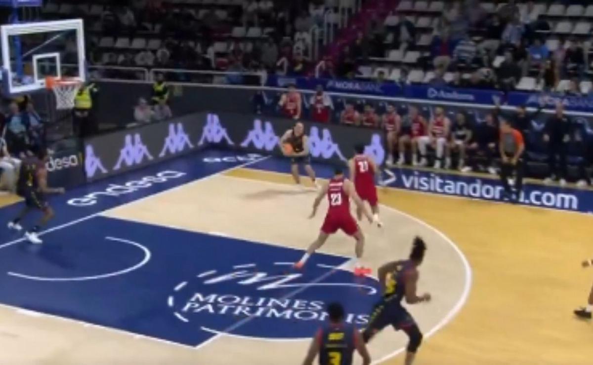 El tiro imposible que metió un jugador de la liga española de básquet.