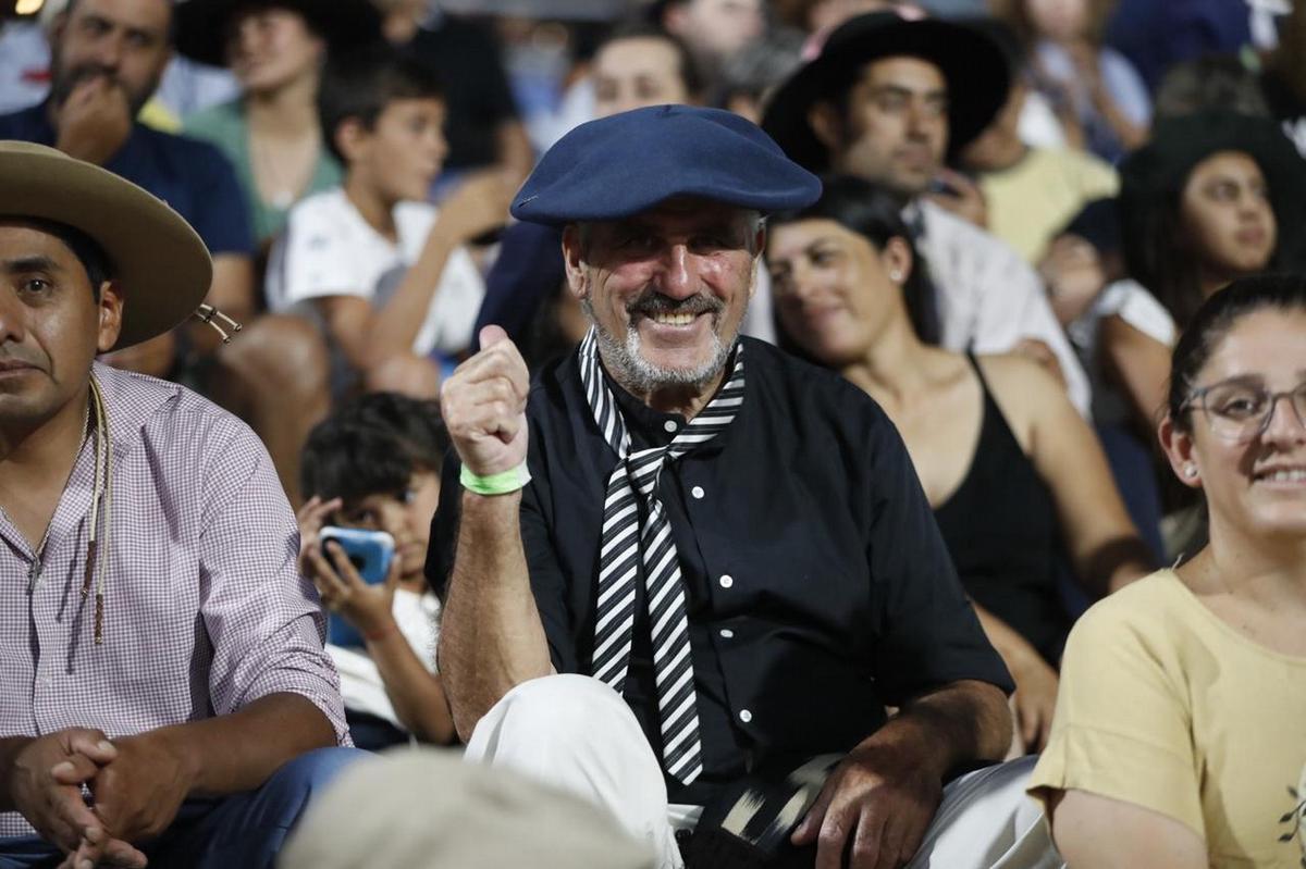 FOTO: La gente disfruta de una nueva noche festivalera en las tribunas. 