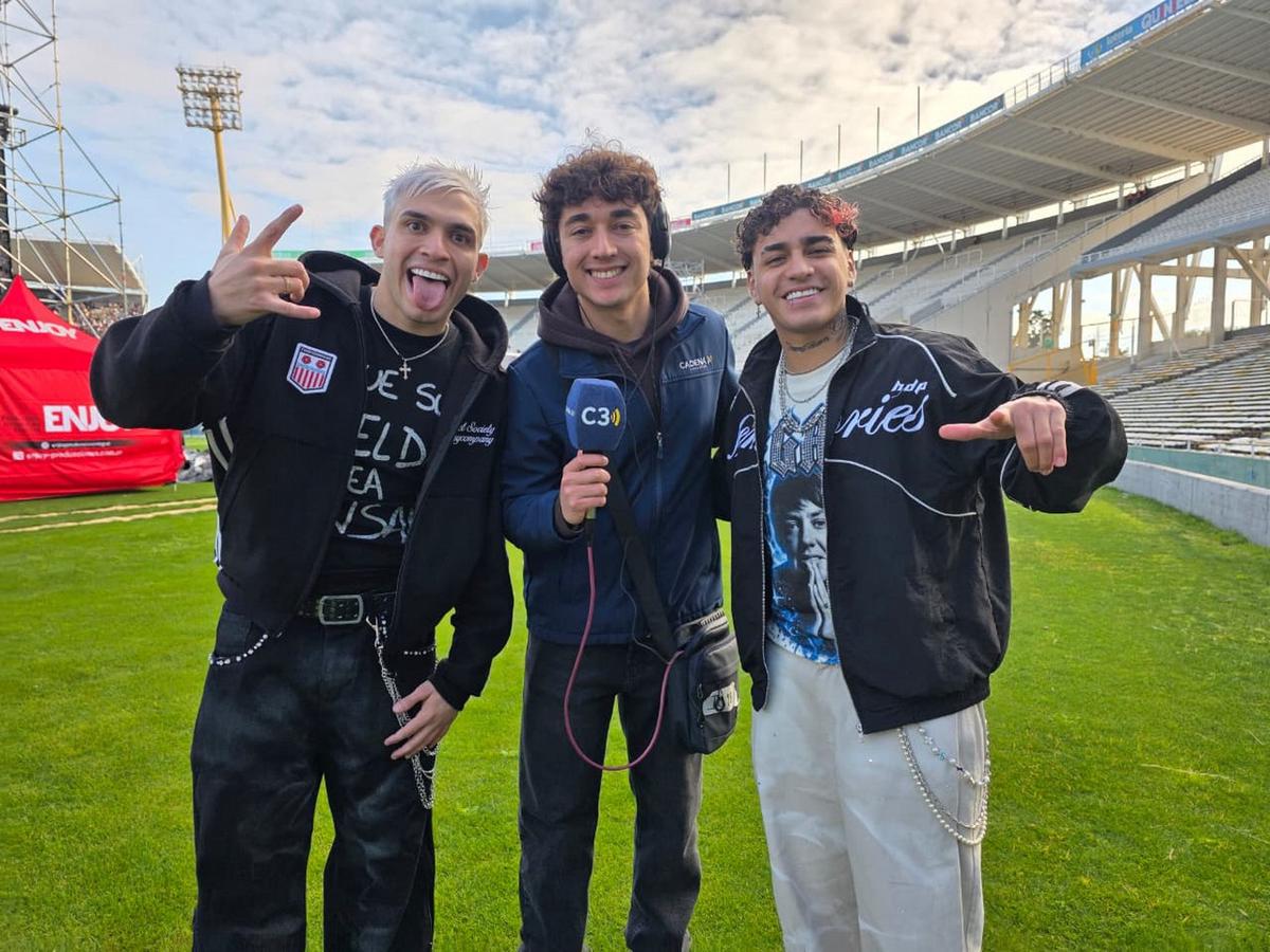 Las figuras de Cadena 3, presentes en el estadio.