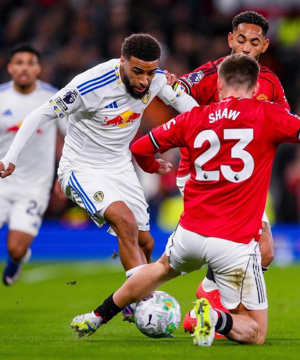 Manchester United cayó ante Leeds y cerró la fecha de la Premier League con un duro golpe en Old Trafford.