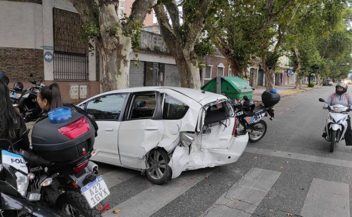 FOTO: El Honda Fit quedó totalmente cruzado en la senda peatonal. 