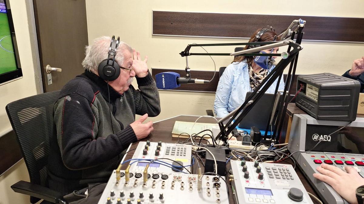 Rolando Lucero, en los estudios de Cadena 3 en Mendoza.