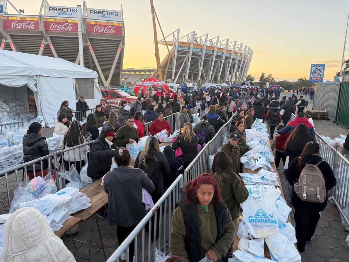 La gente comenzó a llegar con las primeras luces del amanecer (Foto: Daniel Cáceres/Cadena 3)