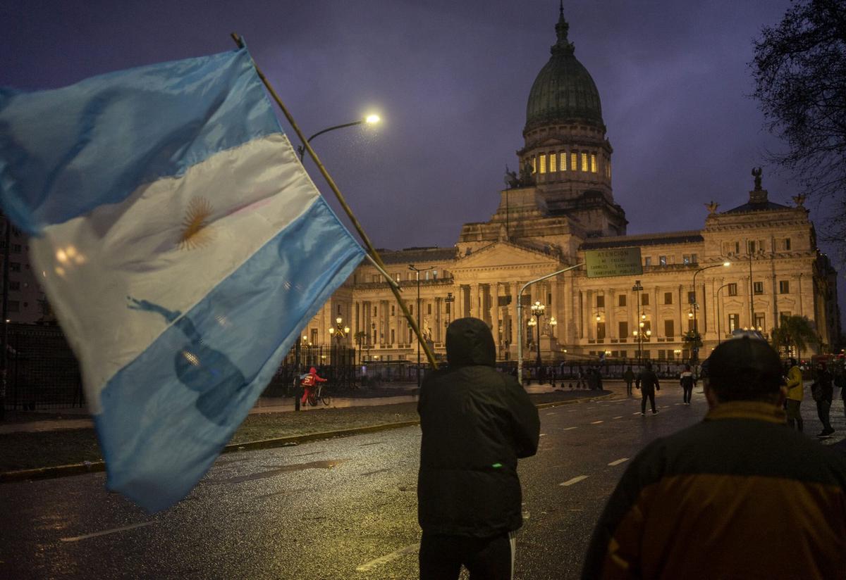 Hubo tensión, detenidos y heridos en la marcha afuera del Congreso. (Foto: Daniel Vides/NA)