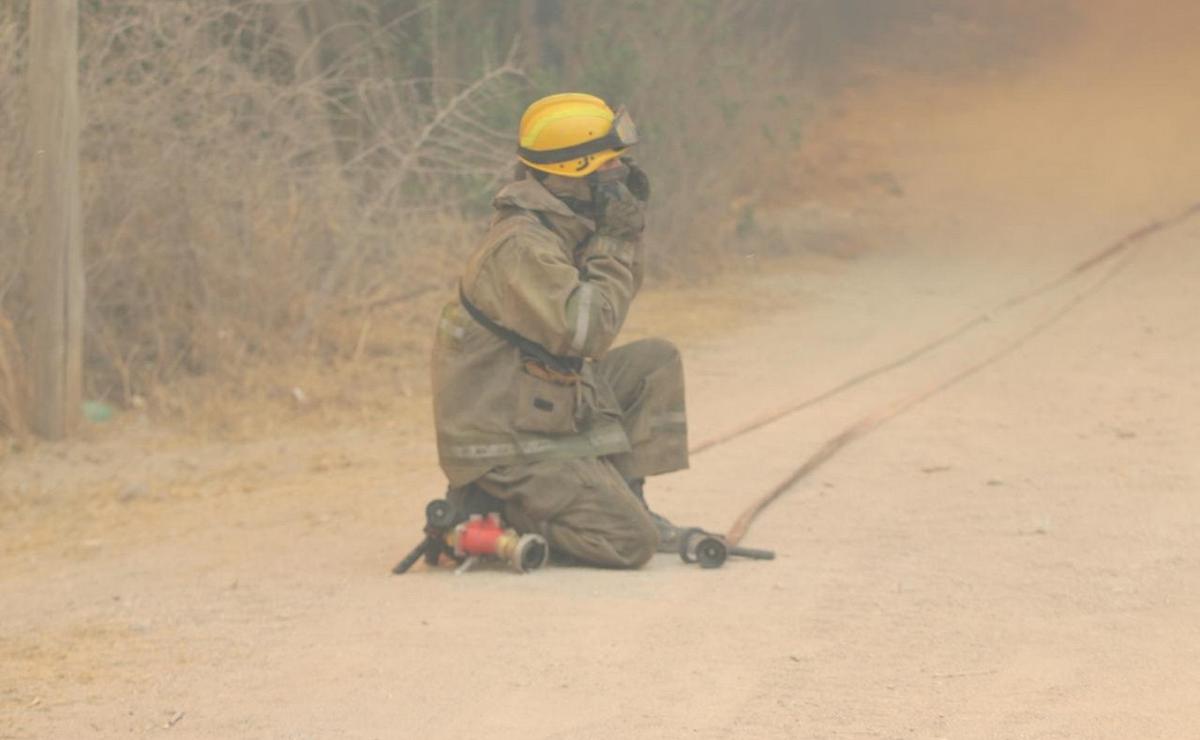 FOTO: Devastación por el incendio que azota a Los Cocos. (Foto: Daniel Cáceres/Cadena 3)