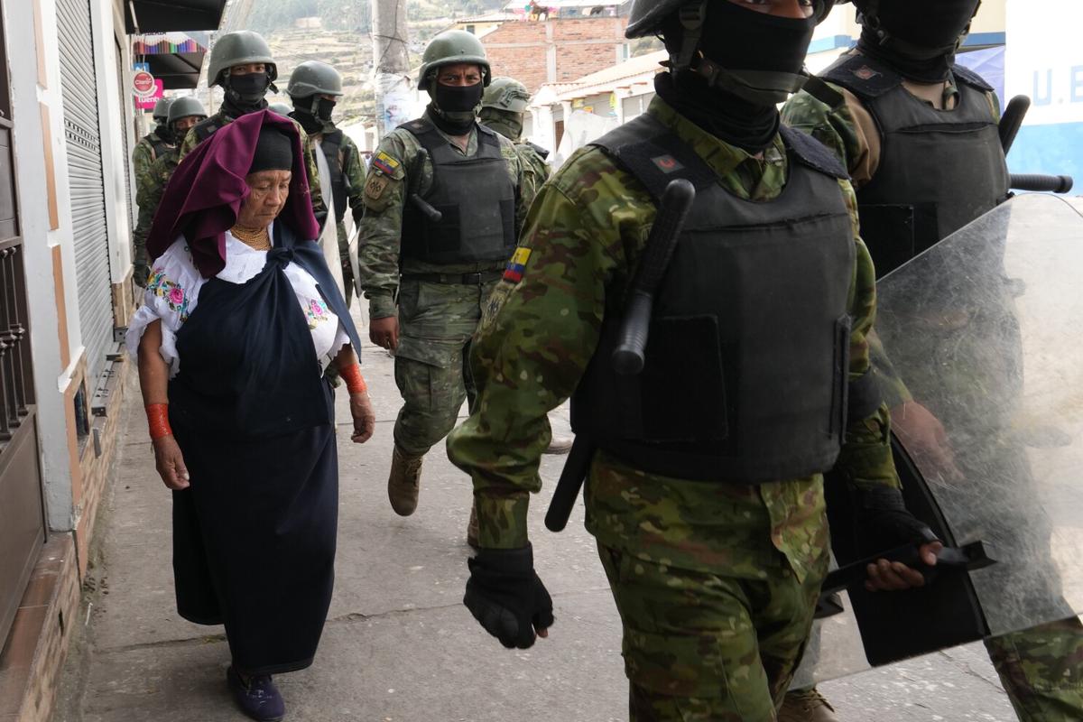 Indígenas y gobierno negocian fin de bloqueos en contra del alza del combustible en Ecuador