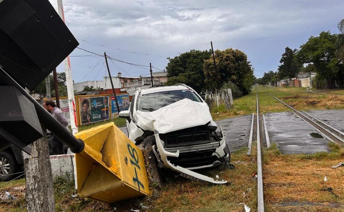 FOTO: El vehículo chocado por el tren quedó destruido.