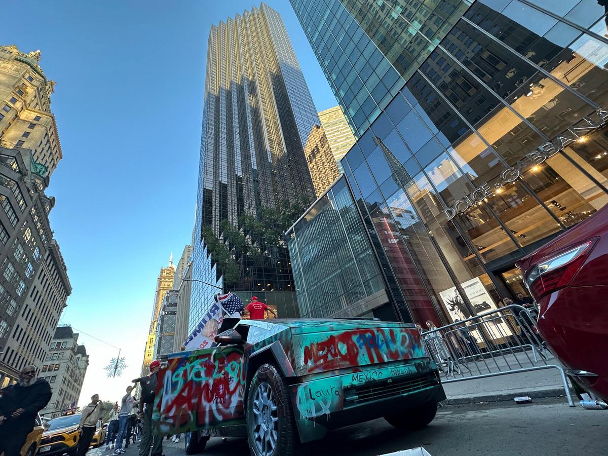 FOTO: Ambiente festivo en el centro de votación cerca de Trump Tower en Nueva York