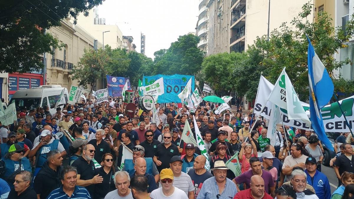 Marcha de Suoem y empleados estatales contra la reforma previsional. (Foto: Cadena 3)