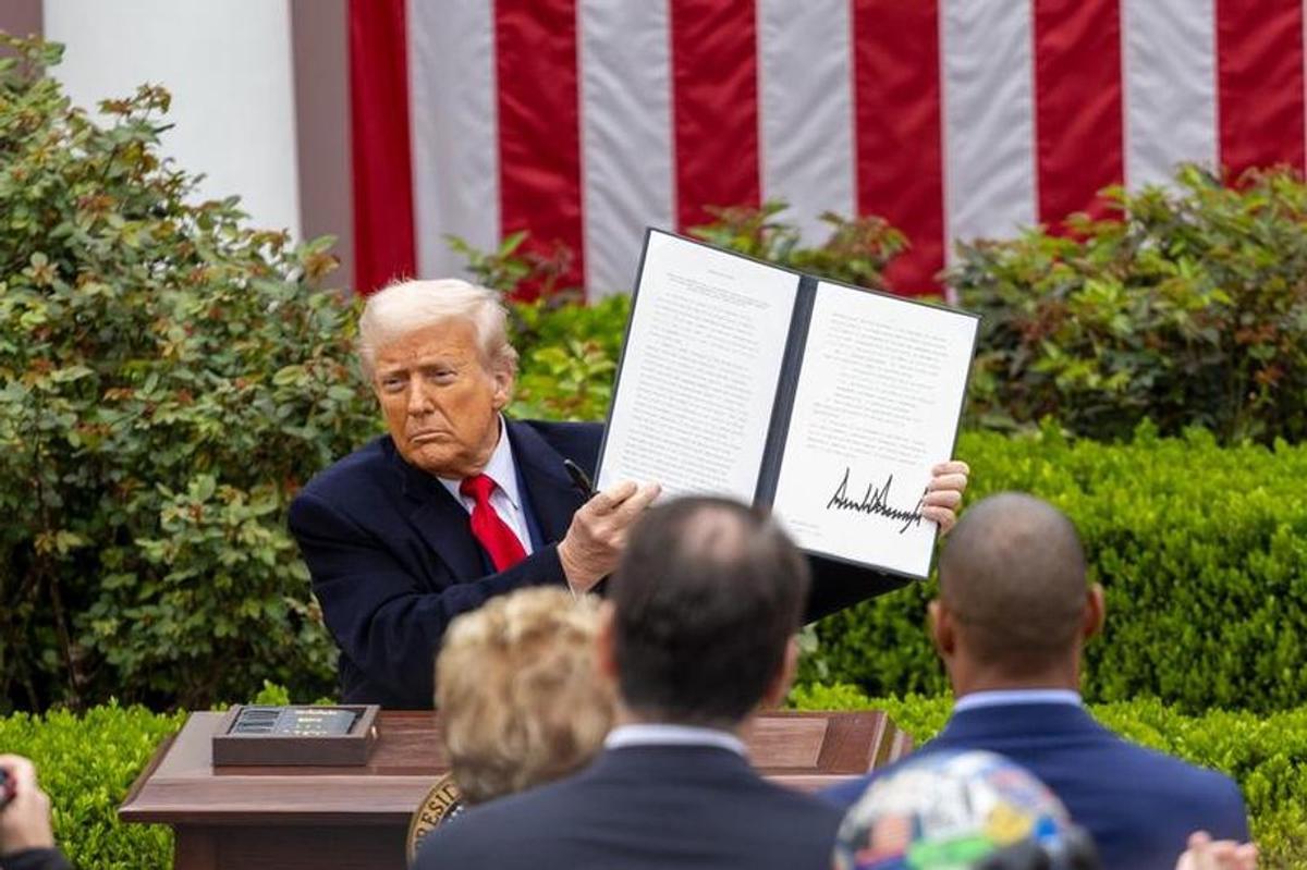 Donald Trump muestra la orden ejecutiva por los aranceles, cuando se originó una situación de conflicto.